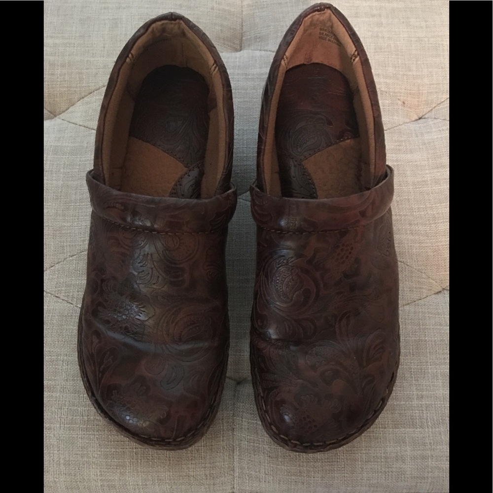 Bolo Brown Tooled Clogs 7.5
